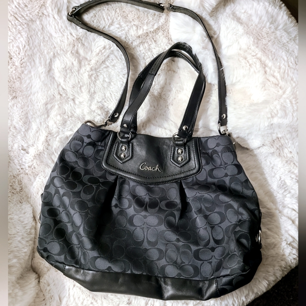 AUTHENTIC COACH BLACK SIGNATURE HANDBAG/SHOULDER BAG